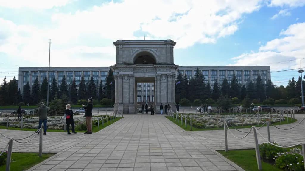 Inician en Moldavia elecciones presidenciales y referéndum de ingreso a la UE Inician en Moldavia elecciones presidenciales y referéndum de ingreso a la UE