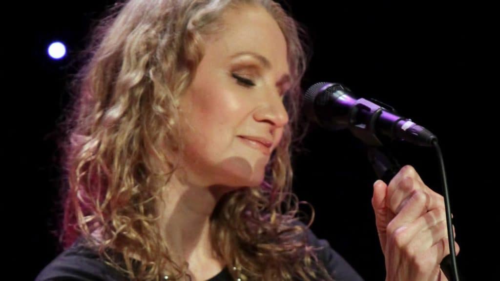 08-07-2025 Celebramos el cumpleaños de Joan Osborne, cantante estadounidense 08-07-2025 Celebramos el cumpleaños de Joan Osborne, cantante estadounidense
