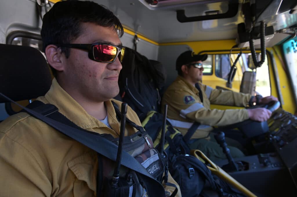Incendios forestales: bomberos y brigadistas, dos roles clave contra el fuego en la Patagonia Incendios forestales: bomberos y brigadistas, dos roles clave contra el fuego en la Patagonia