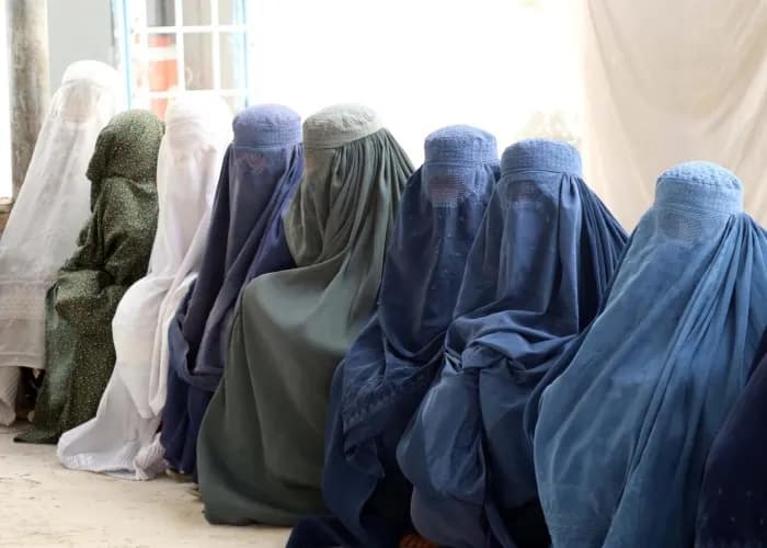 Talibanes prohíben el sonido de la voz de mujer y marcan hiyab como inegociable Talibanes prohíben el sonido de la voz de mujer y marcan hiyab como inegociable