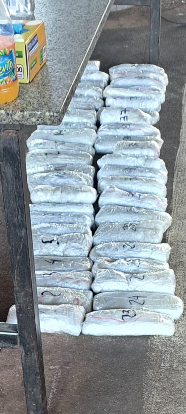 Cayeron con 23 kilos de cocaína en el Tancredo Neves Cayeron con 23 kilos de cocaína en el Tancredo Neves