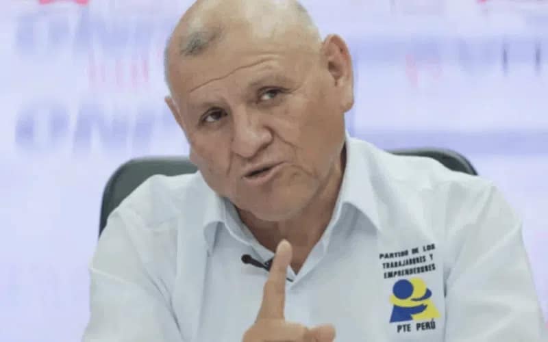 Muere el candidato presidencial peruano Napoleón Becerra en accidente de tránsito Muere el candidato presidencial peruano Napoleón Becerra en accidente de tránsito