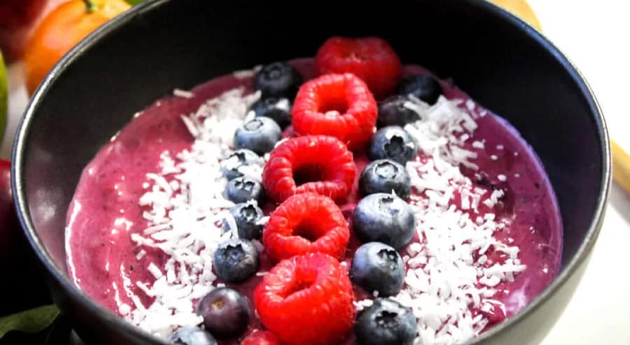 Este tazón de açaí con semillas de chía y fruta fresca es el mejor aliado para sentirte saciado Este tazón de açaí con semillas de chía y fruta fresca es el mejor aliado para sentirte saciado